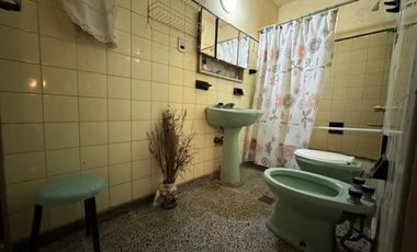 VENTA DE CASA 7 AMBIENTES EN AVELLANEDA