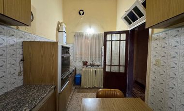 VENTA DE CASA 7 AMBIENTES EN AVELLANEDA