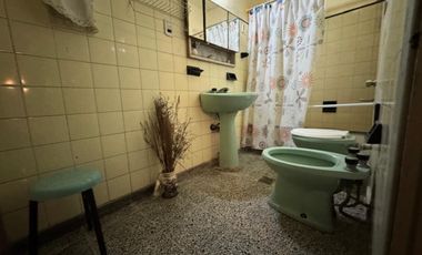 VENTA DE CASA 7 AMBIENTES EN AVELLANEDA