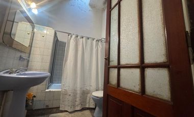 VENTA DE CASA 7 AMBIENTES EN AVELLANEDA