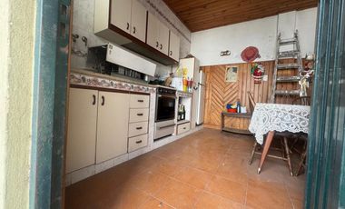 VENTA DE CASA 7 AMBIENTES EN AVELLANEDA