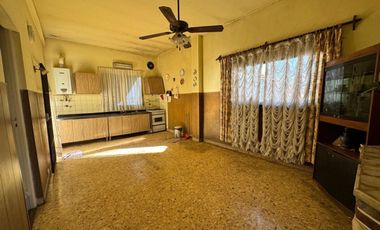 VENTA DE CASA 7 AMBIENTES EN AVELLANEDA