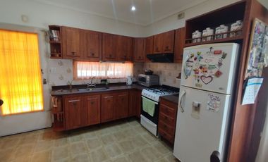 CASA 4 AMBIENTES CLAYPOLE FONDO LIBRE DOBLE LOTE