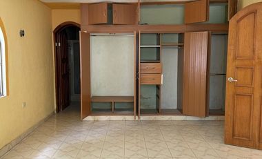 Espacio Comercial Todo en uno: Casa con terreno y 2 locales ¡Lista para Rentar!