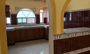 Espacio Comercial Todo en uno: Casa con terreno y 2 locales ¡Lista para Rentar!