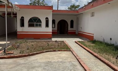 Espacio Comercial Todo en uno: Casa con terreno y 2 locales ¡Lista para Rentar!