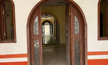 Espacio Comercial Todo en uno: Casa con terreno y 2 locales ¡Lista para Rentar!