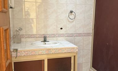 Espacio Comercial Todo en uno: Casa con terreno y 2 locales ¡Lista para Rentar!