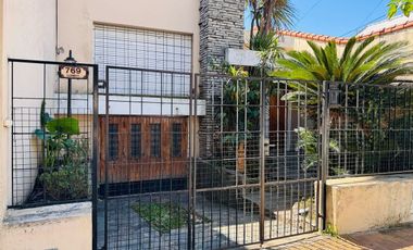 PH VENTA LOMAS DE ZAMORA ZONA CENTRICA CON COCHERA