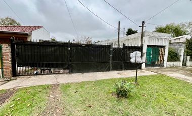 Casa tres ambientes en venta en Longchamps