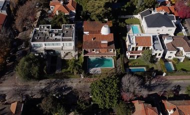 Venta  Acassuso casa 6 amb. Perú y Libertador.
