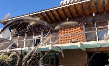 Venta  Acassuso casa 6 amb. Perú y Libertador.