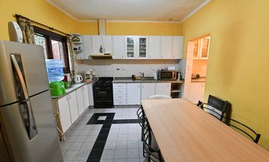Casa 3 dormitorios con patio y pileta