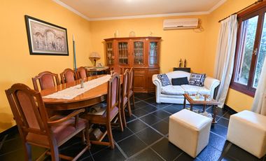Casa 3 dormitorios con patio y pileta