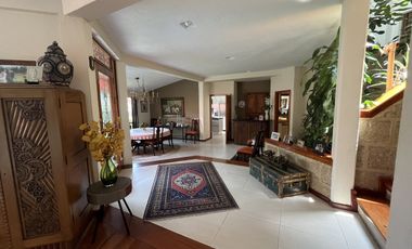 Casa en venta en Bosques de las Lomas. Granados con jardín