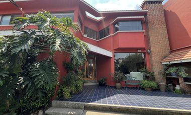 Casa en venta en Bosques de las Lomas. Granados con jardín