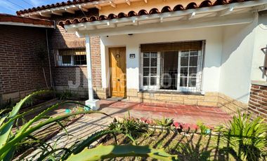 Casa 4 ambientes con cochera y patio