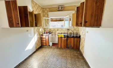 Casa 4 ambientes con cochera y patio
