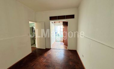 Casa 4 ambientes con cochera y patio