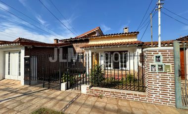 Casa 4 ambientes con cochera y patio