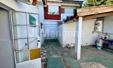 Casa 4 ambientes con cochera y patio