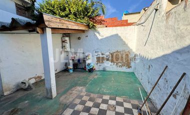 Casa 4 ambientes con cochera y patio