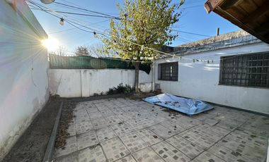 Casa en  esquina. Patio, cochera, quincho. Ambientes amplios