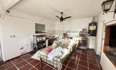 Casa en  esquina. Patio, cochera, quincho. Ambientes amplios