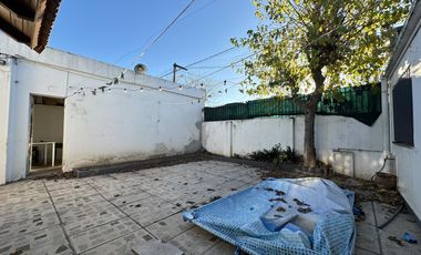 Casa en  esquina. Patio, cochera, quincho. Ambientes amplios