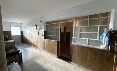 Casa en  esquina. Patio, cochera, quincho. Ambientes amplios