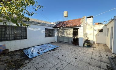 Casa en  esquina. Patio, cochera, quincho. Ambientes amplios