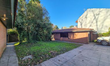 Casa con quincho y parque en Bosque Alegre