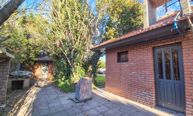 Casa con quincho y parque en Bosque Alegre