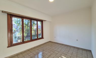 Casa con quincho y parque en Bosque Alegre