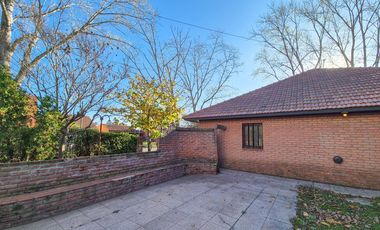 Casa con quincho y parque en Bosque Alegre