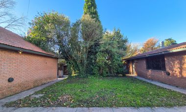 Casa con quincho y parque en Bosque Alegre