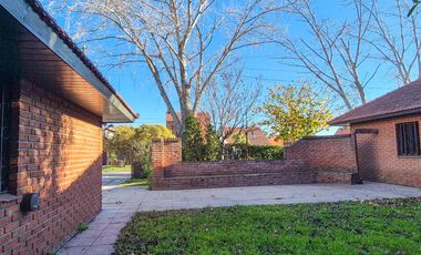 Casa con quincho y parque en Bosque Alegre