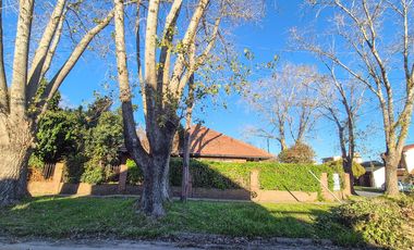 Casa con quincho y parque en Bosque Alegre