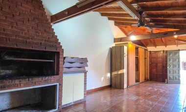 Casa con quincho y parque en Bosque Alegre