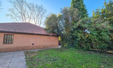 Casa con quincho y parque en Bosque Alegre