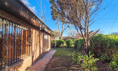 Casa con quincho y parque en Bosque Alegre