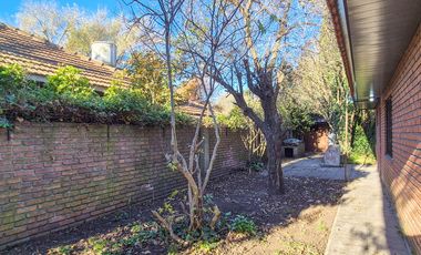 Casa con quincho y parque en Bosque Alegre