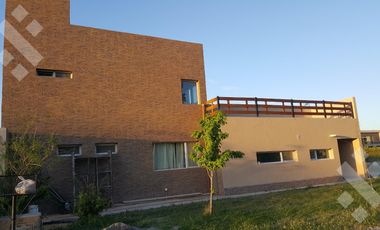 Alquiler - Casa 2 dormitorios + escritorio | B° Privado Costa Río | Neuquén