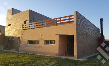 Alquiler - Casa 2 dormitorios + escritorio | B° Privado Costa Río | Neuquén