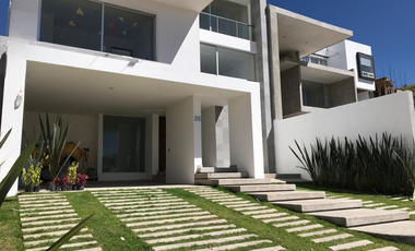 HERMOSA CASA  ESTILO MINIMALISTA  EN ZONA ESMERALDA