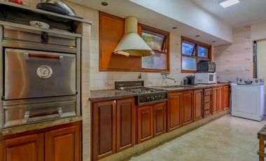 Casa a la venta tres ambientes, excelente estado.