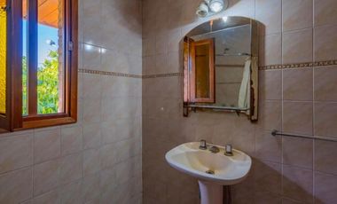 Casa a la venta tres ambientes, excelente estado.