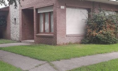 Casa a la venta tres ambientes, excelente estado.