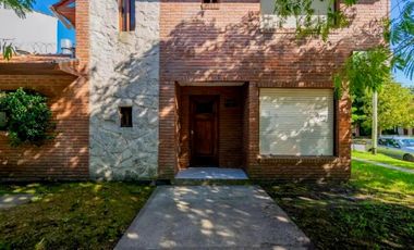 Casa a la venta tres ambientes, excelente estado.