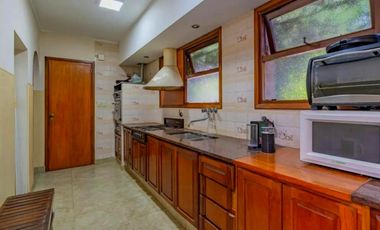 Casa a la venta tres ambientes, excelente estado.